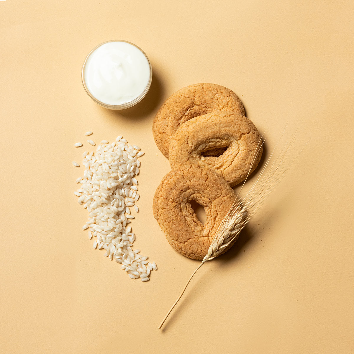 Rice ring-shaped biscuits and Whole White Yogurt