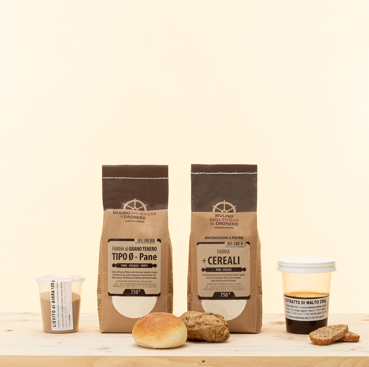 Kit per fare il pane in casa, con farina, malto e lievito di birra secco.