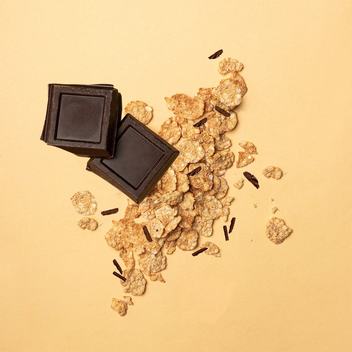 Fiocchi di cereali integrali con cioccolato, cereali croccanti con pezzi di cioccolato.