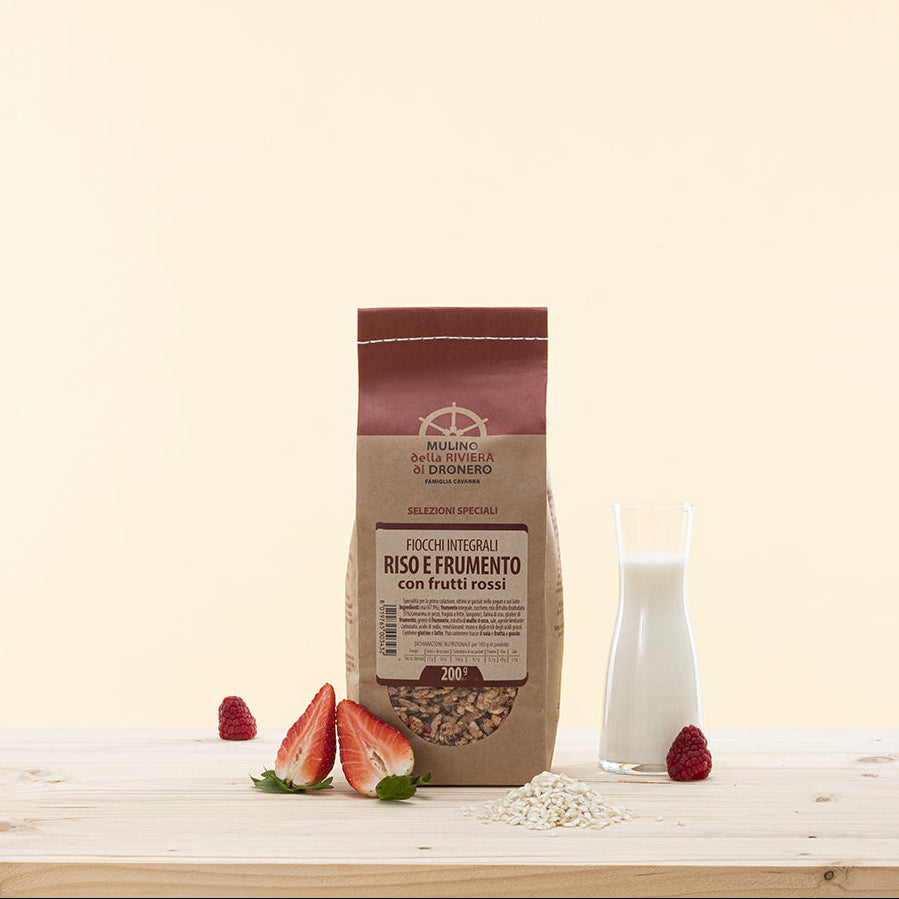 Reis- und Weizenflocken mit roten Früchten