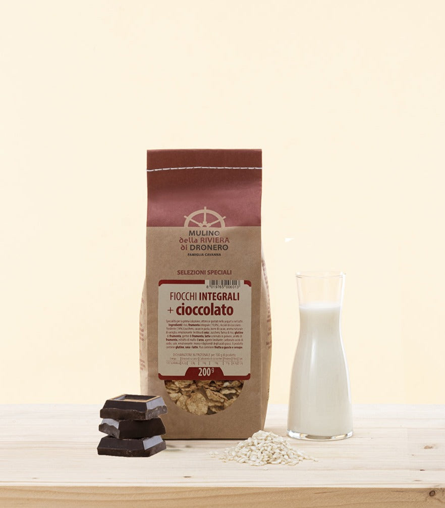 Fiocchi di cereali integrali con cioccolato, cereali senza conservanti. Con latte.