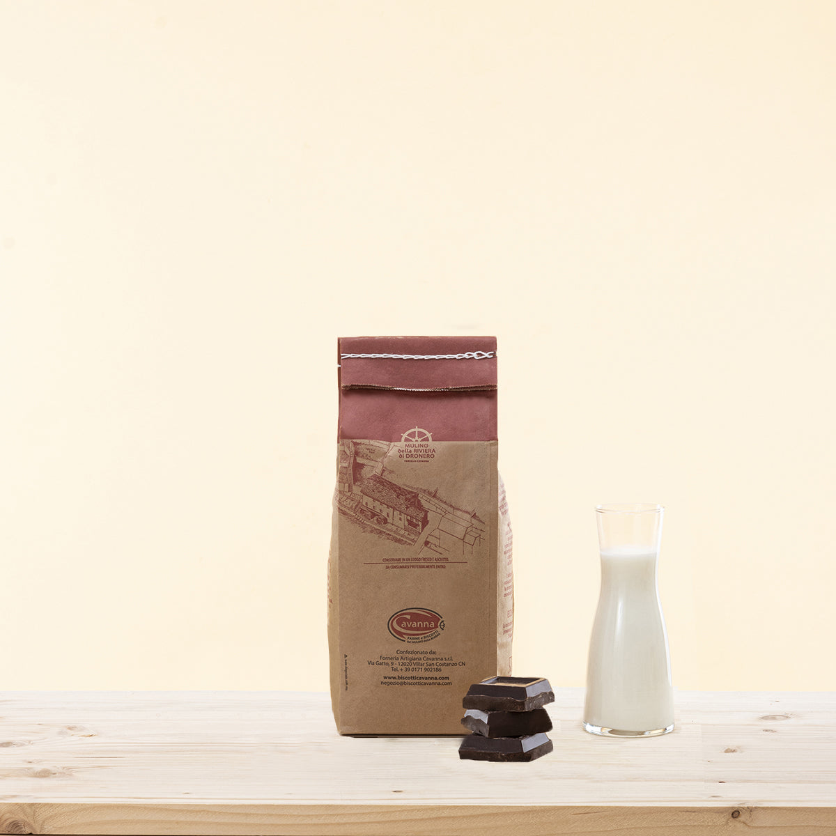 Fiocchi di cereali integrali con cioccolato, senza conservanti. Con latte e cioccolato.