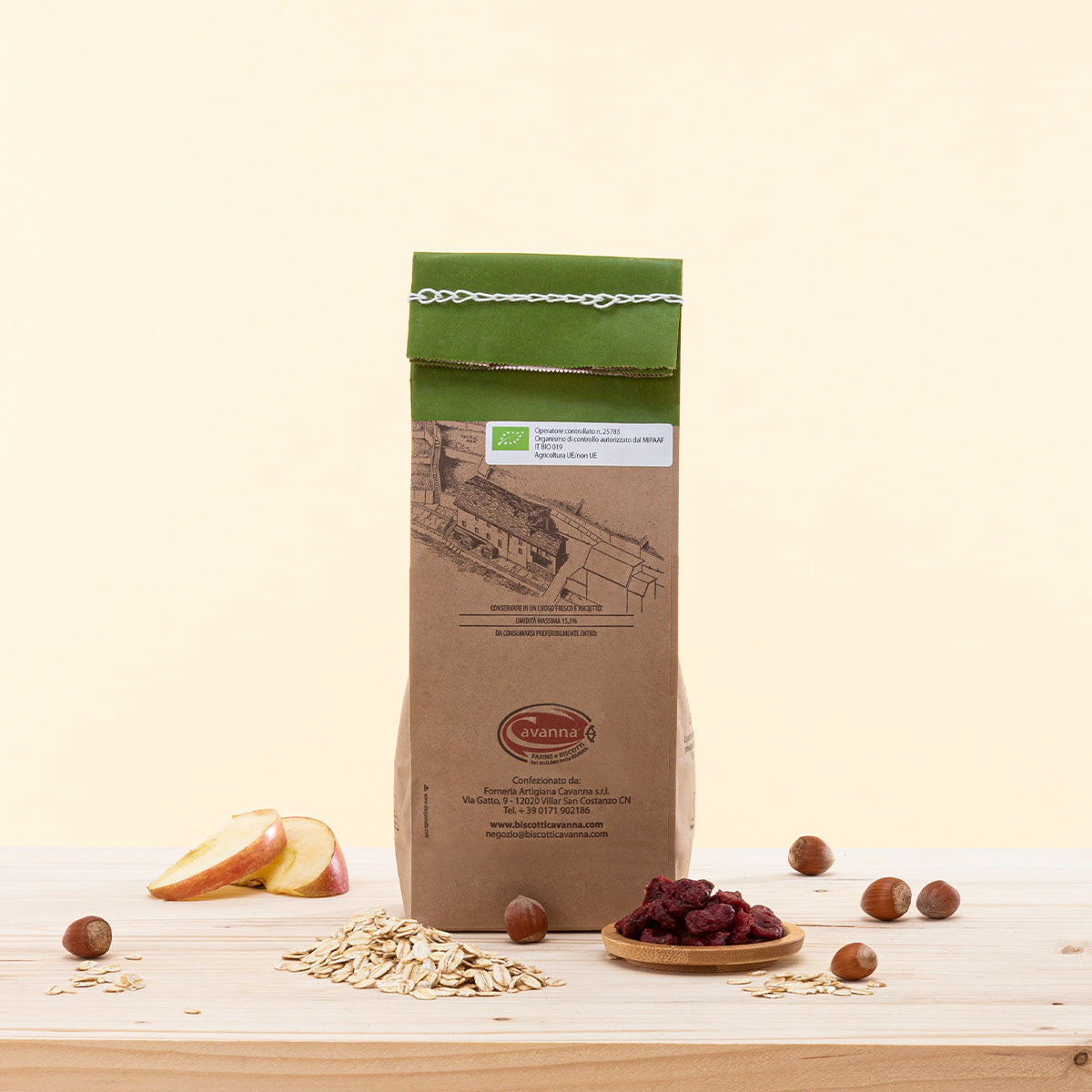 Muesli Frutta Nocciole e More di Gelso BIO, un muesli biologico con nocciole, more di gelso, semi di girasole e zucca, uvetta e mela disidratata.