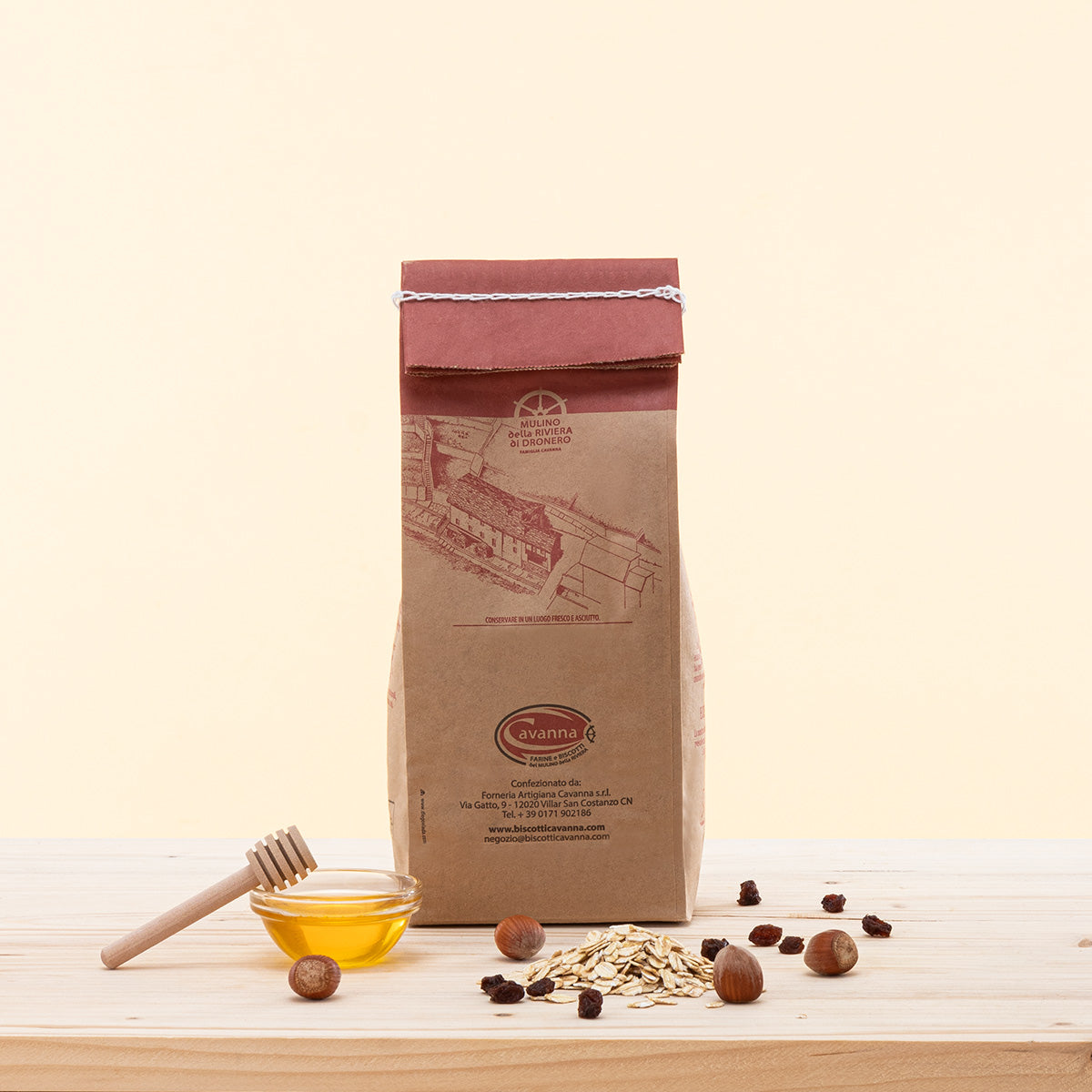 Muesli croccante Nocciole e Uvetta, a crunchy muesli with natural ingredients.