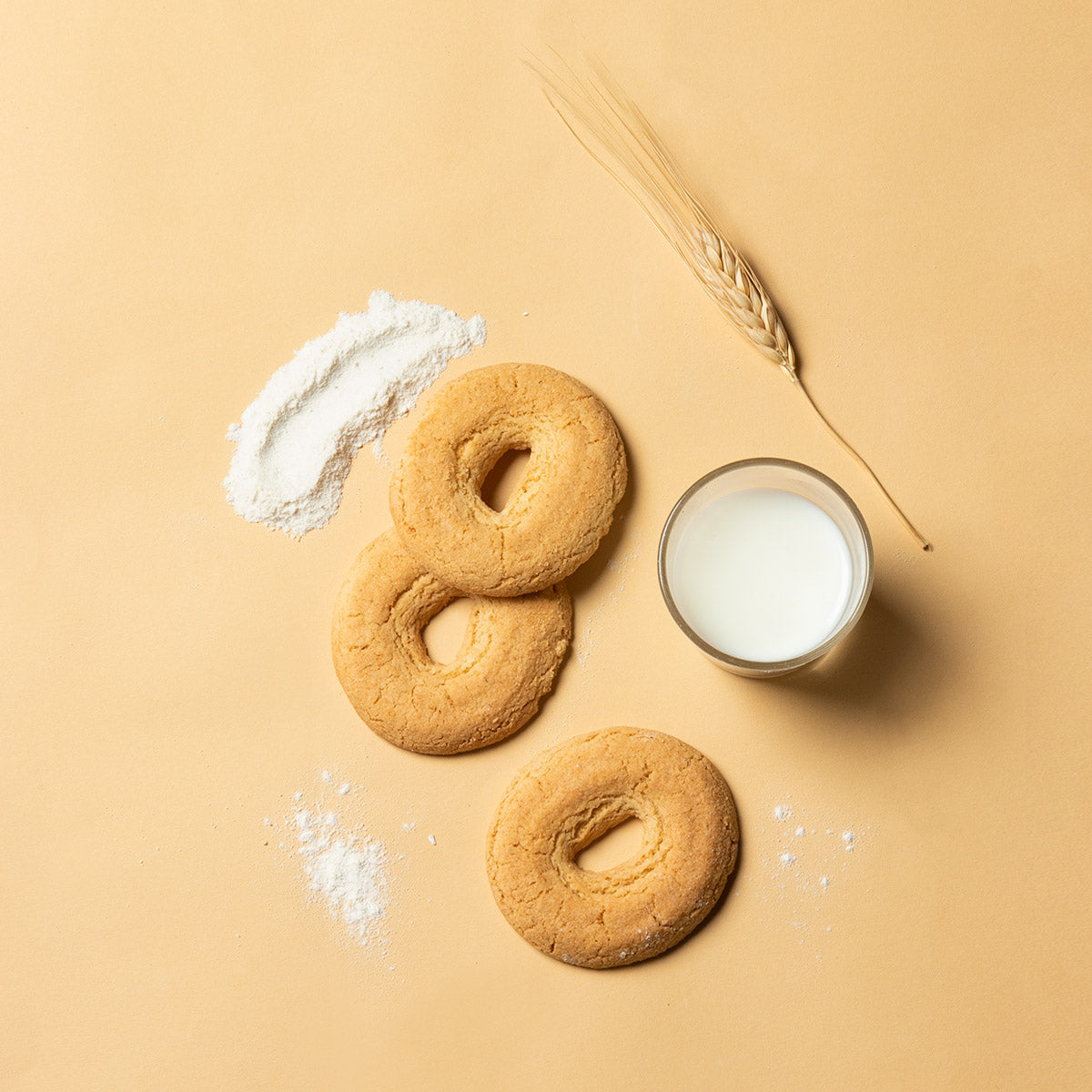 Biscotto ciambella artigianale con farina macinata a pietra e latte locale.