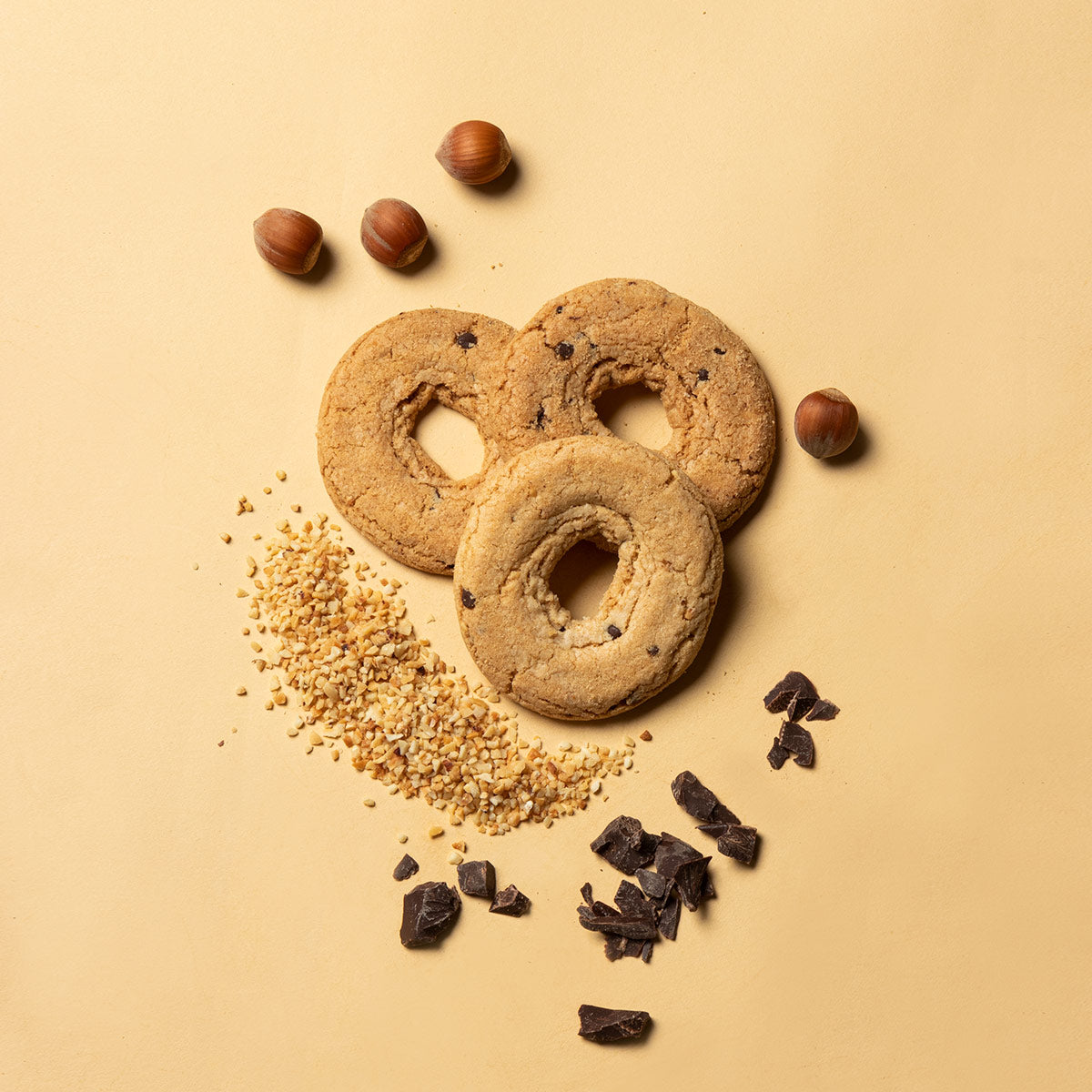 Biscotti croccanti con nocciole e cioccolato.
