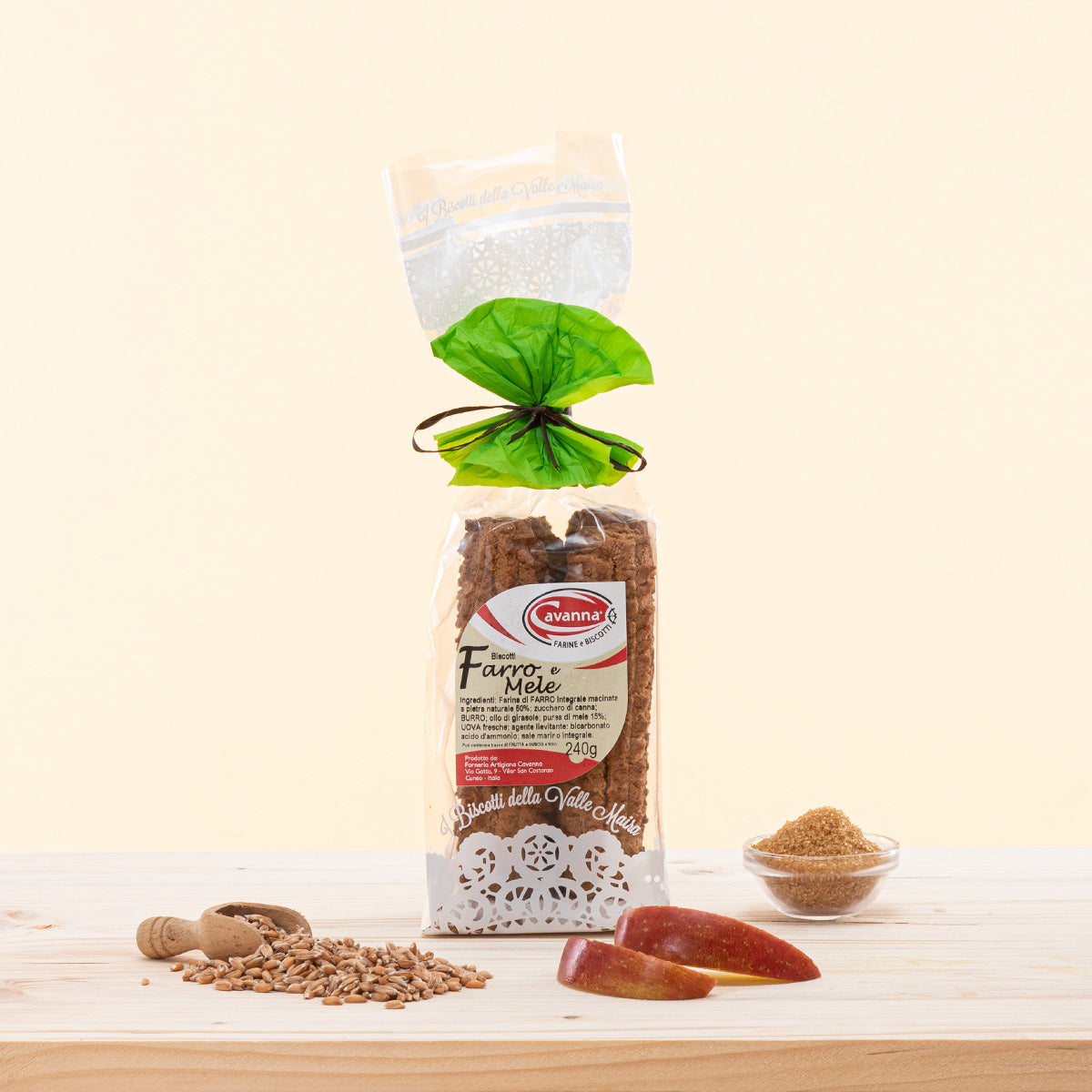 Biscotti artigianali lunghi, con farina di farro integrale, zucchero di canna grezzo e polpa di mele piemontese