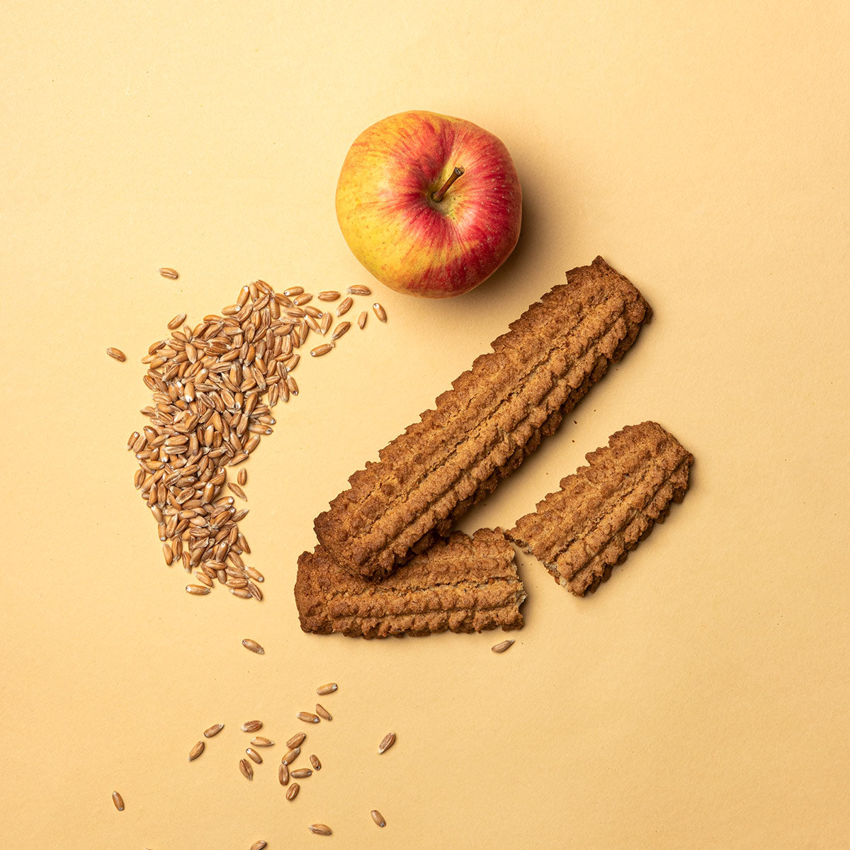 Biscotti artigianali lunghi, con farina di farro integrale macinata a pietra, zucchero di canna grezzo e polpa di mele piemontese