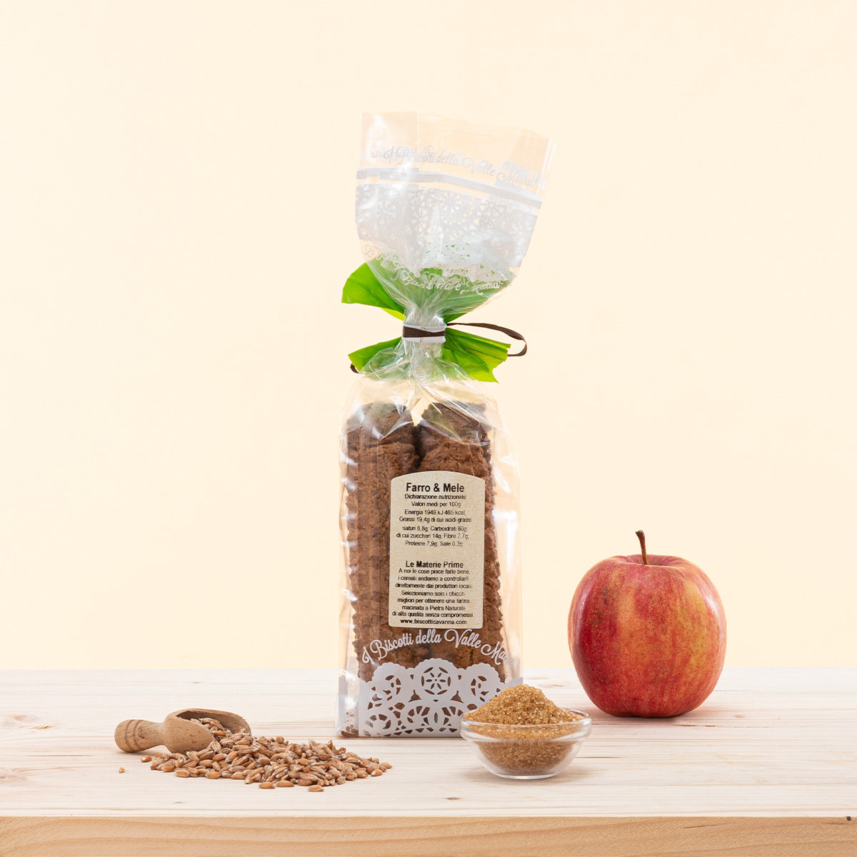 Biscotti artigianali con farina di farro integrale, zucchero di canna grezzo e polpa di mele