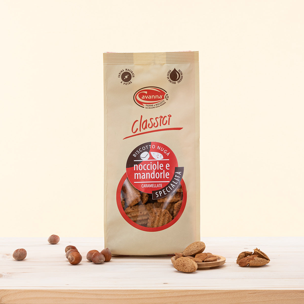 Biscotti croccanti con nocciole e mandorle caramellate, ideale per una pausa caffè. Con farina di grano tenero tipo 1 e farina di mais macinate a pietra.