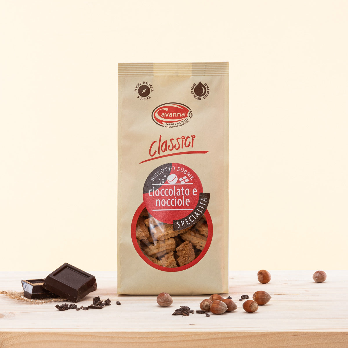 Biscotti artigianali con nocciola gentile tonda trilobata delle langhe e gocce di cioccolato fondente, ingredienti di alta qualità