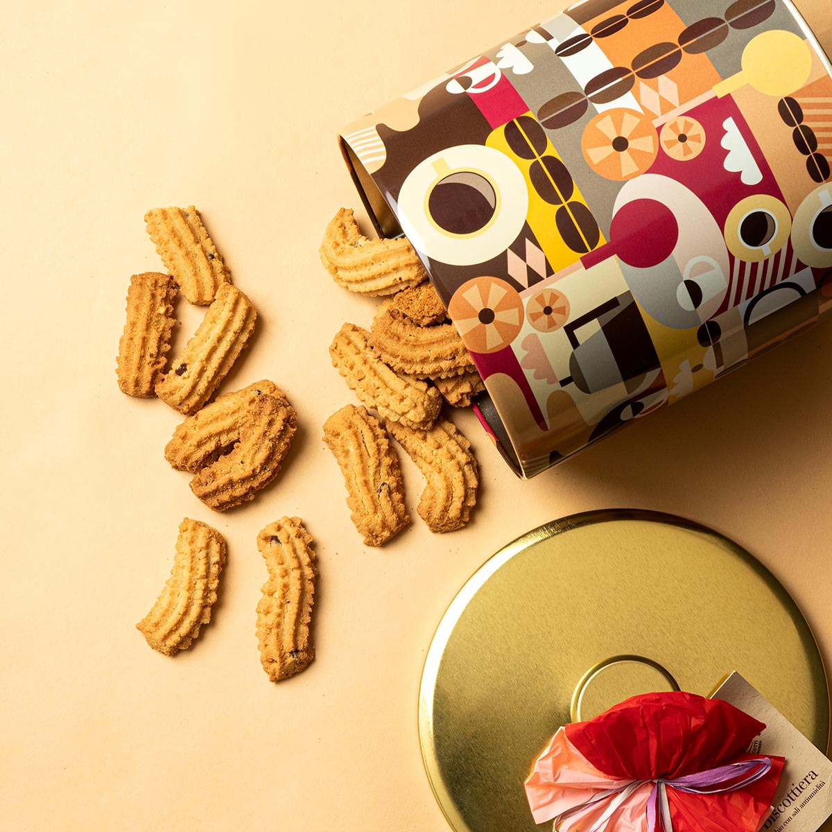Biscottiera in latta con coperchio contenente sali antiumidità per mantenere i biscotti croccanti e profumati a lungo.