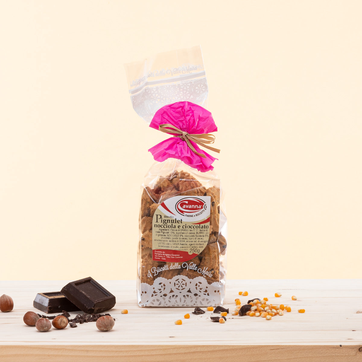 Biscottini da regalo con farina di mais pignoletto piemontese, nocciola tonda gentile delle langhe e gocce di cioccolato fondente