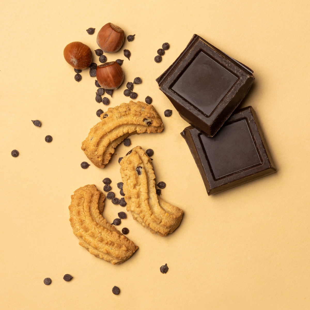 Biscottini da pasticceria con farina di mais pignoletto piemontese, nocciola tonda gentile delle langhe e gocce di cioccolato fondente