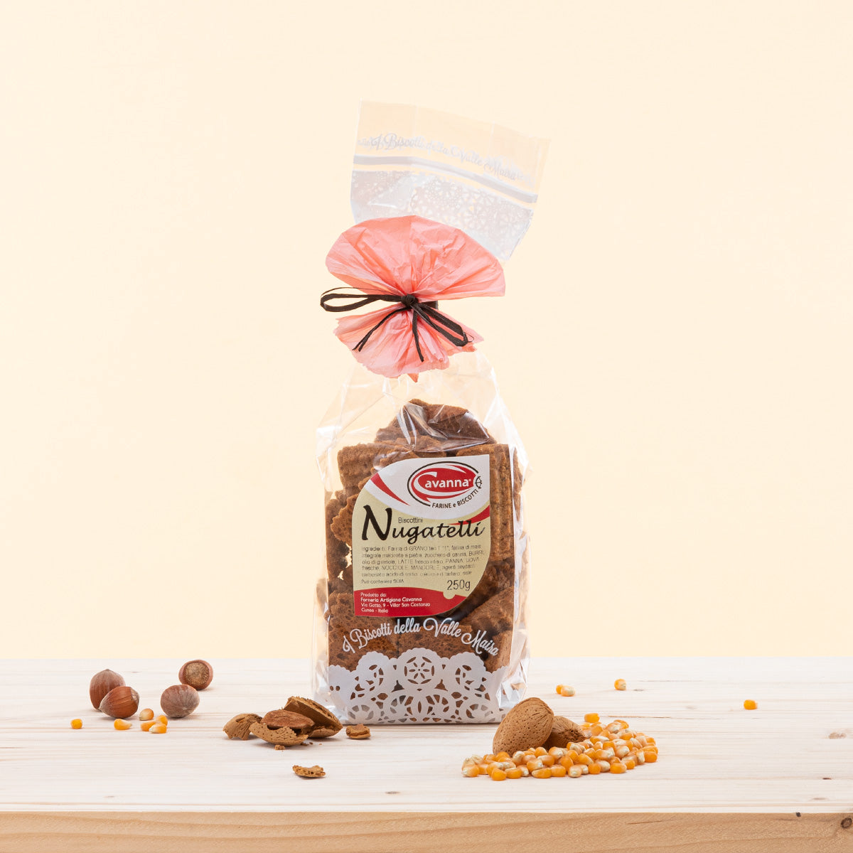 Biscottino goloso con nocciole e mandorle caramellate, farina di grano tenero e mais macinate a pietra nel nostro mulino, burro, latte e panna locali di altissima qualità