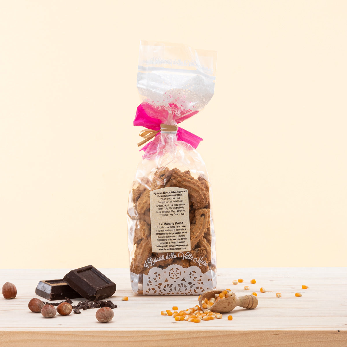 Biscottini da regalo con farina di mais pignoletto piemontese, nocciola tonda gentile delle langhe e gocce di cioccolato fondente. Senza conservanti e senza OGM