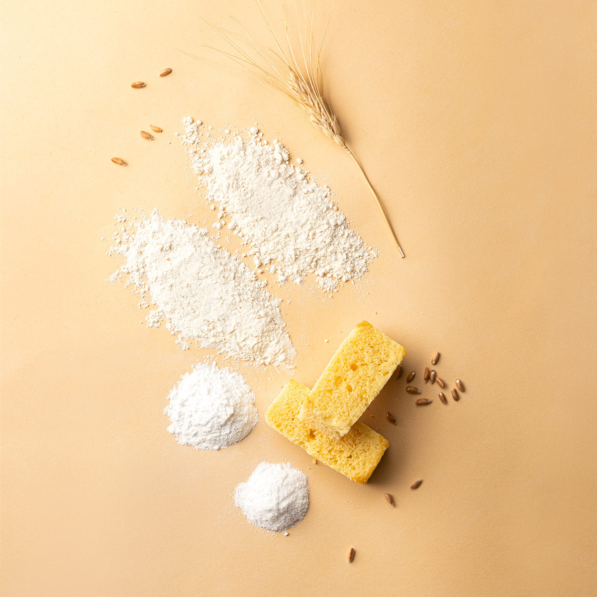 Farine, cremor tartaro e bicarbonato di sodio. Ingredienti naturali per fare il pan di spagna in casa.