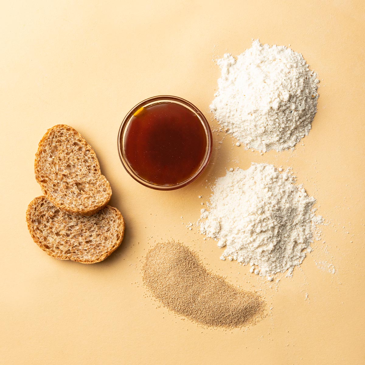 Kit per fare il pane in casa, con farina, malto e lievito di birra secco.