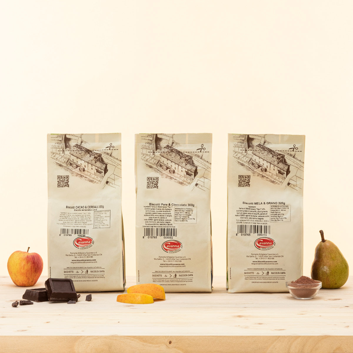 Tre pacchi di biscotti vegani, senza uova e senza latte. Con farina macinata e pietra e polpa di frutta.