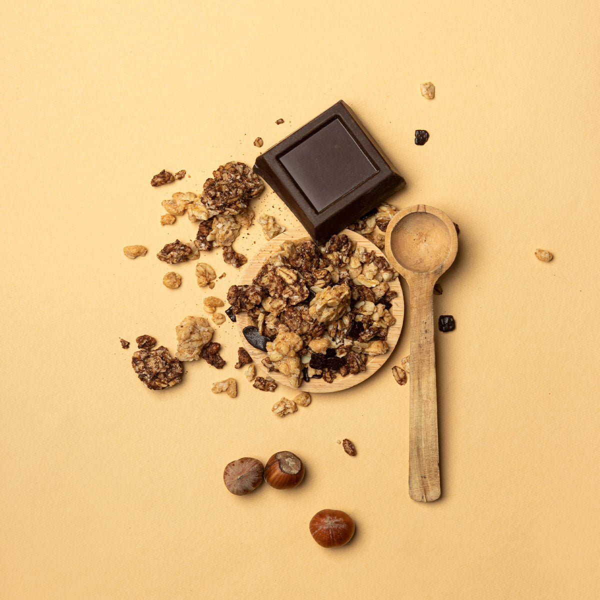 Muesli croccante con mix di cereali integrali e cioccolato extra fondente, nocciole e mandorle.