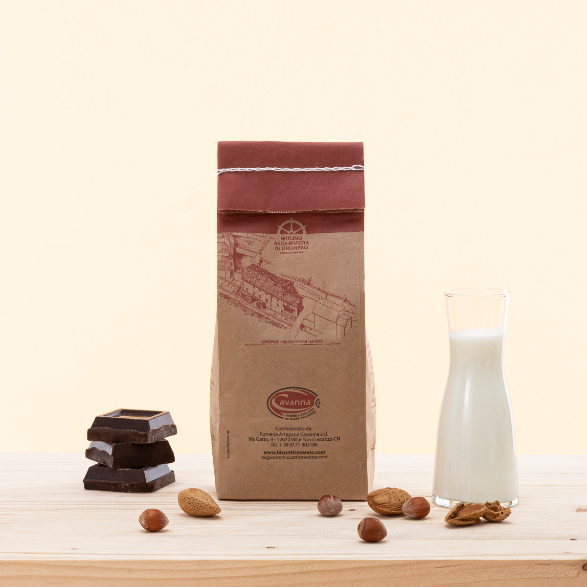 Muesli croccante Cioccolato, un mix di cereali e avena, con scaglie di cioccolato fondente.