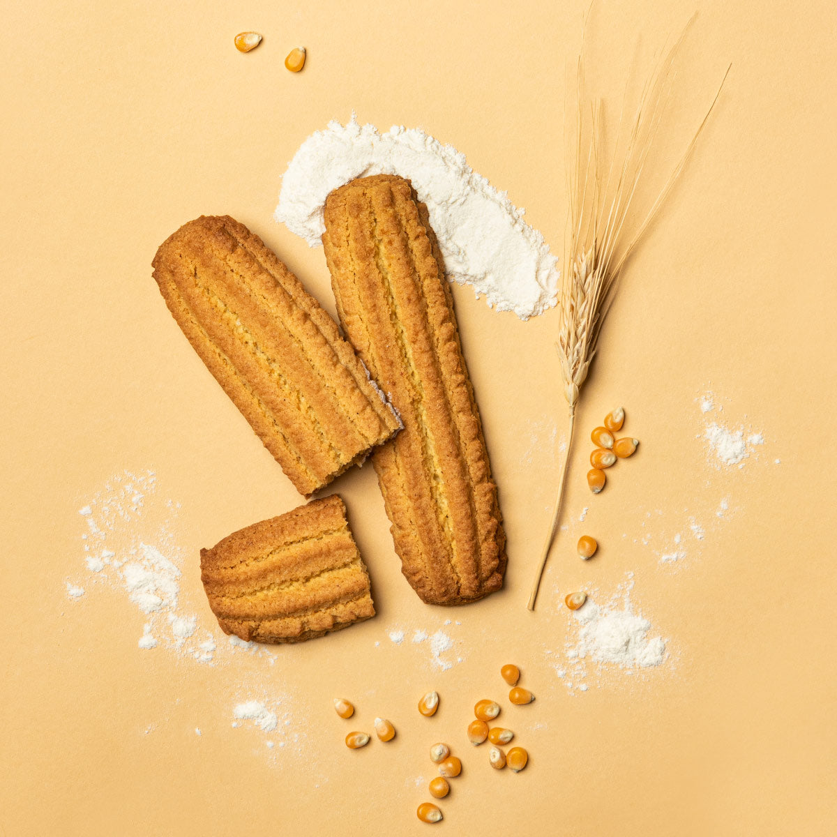 Biscotti grandi tradizionali piemontesi, con  mix di farine quali mais fioretto, polenta grezza e grano tenero tipo 1 macinate a pietra.