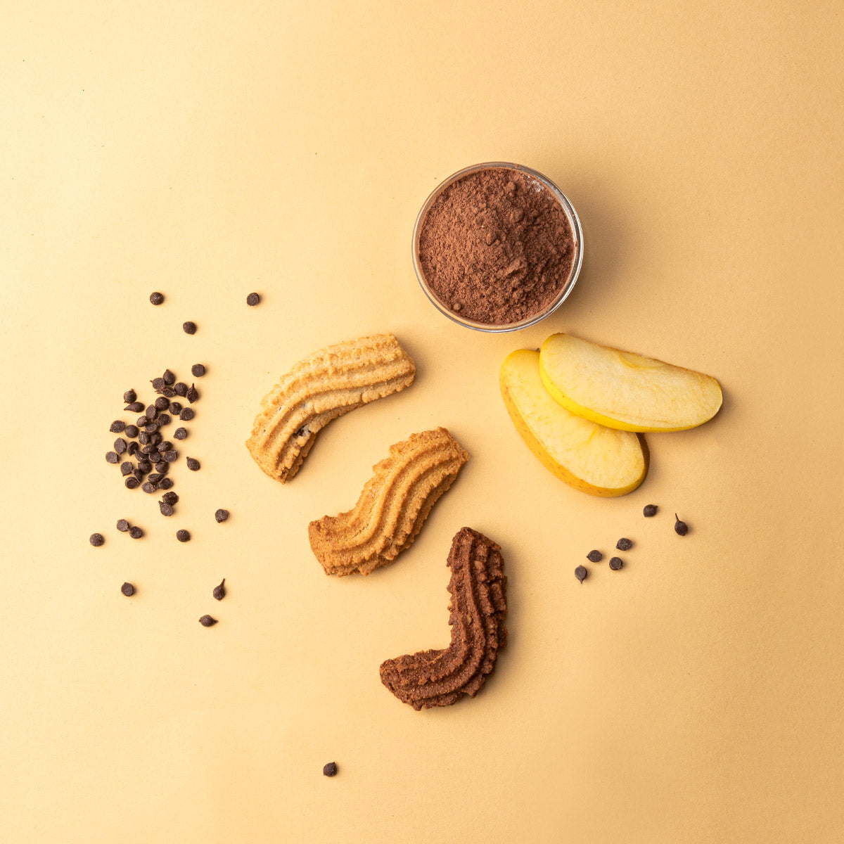 Tre pacchi di biscotti con polpa di frutta, senza latte e senza uova. Con farina macinata e pietra, senza conservanti.