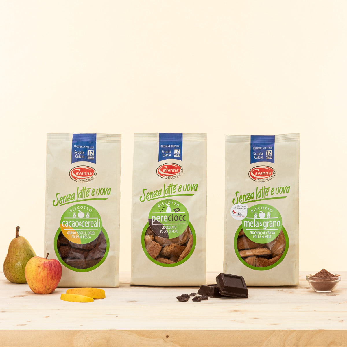 Tre pacchi di biscotti vegani, senza latte e senza uova. Con farina macinata e pietra e polpa di frutta.