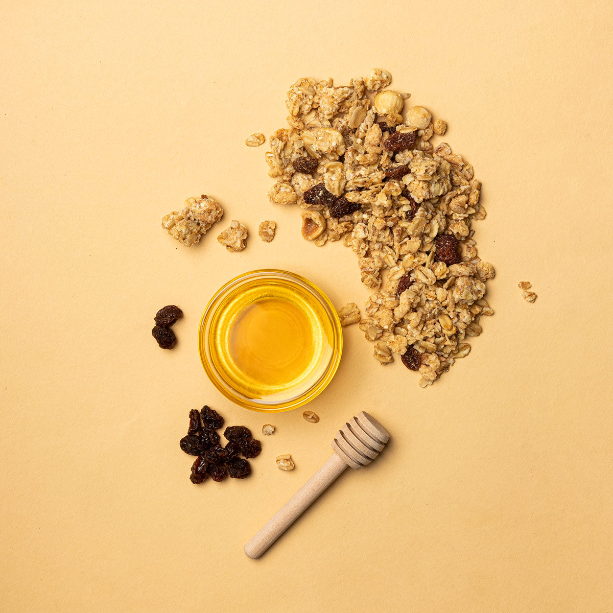 Muesli croccante Nocciole e Uvetta, muesli with caramelized hazelnuts and raisins.